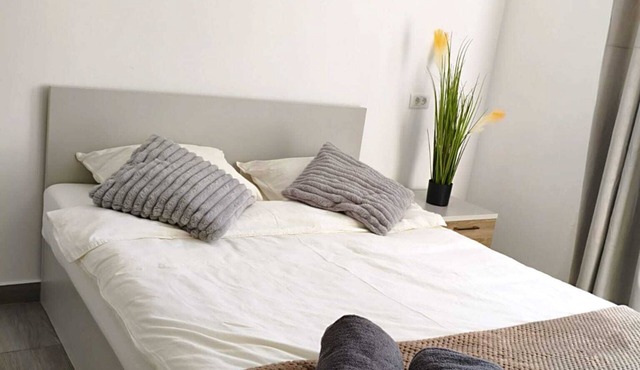 Cozy 1-bedroom apartment in Bucharest with AC, 2.5 min to Mihai Bravu metro in București