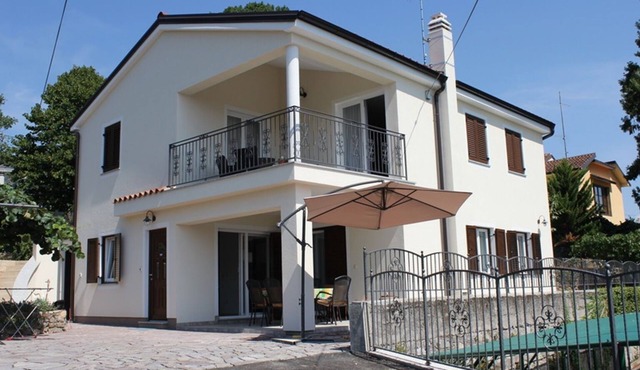 Cozy 2-bedroom apartment Near the Sea in Ika - with Terrace, AC & Free Parking