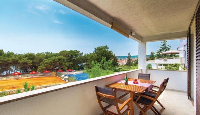 Cozy apartment in Krk with house sea view