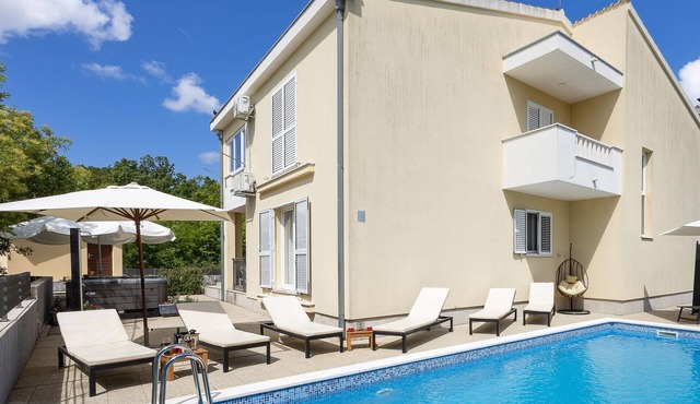 Cozy home in Dugopolje with jacuzzi