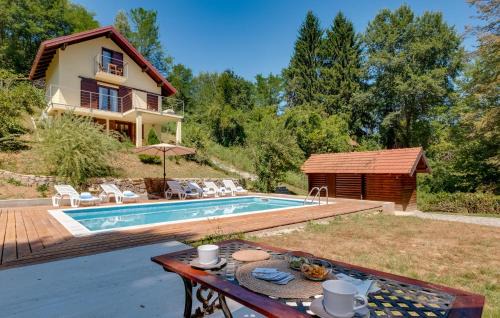 Cozy Home In Koranski Brijeg With Sauna