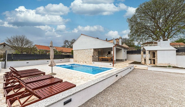 Cozy home in Lecevica