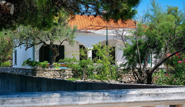 Cozy home in Rogoznica with WiFi