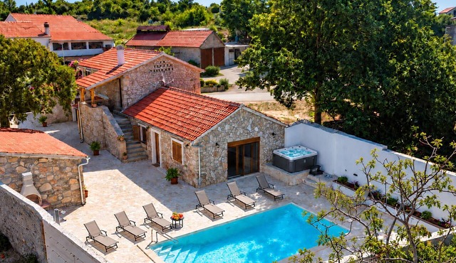 Cozy home in Stankovci with private swimming pool, can be inside or outside in Stankovci