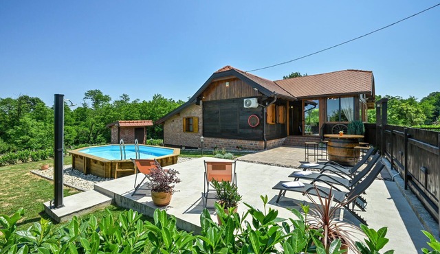 Cozy home in Vrbovec with sauna