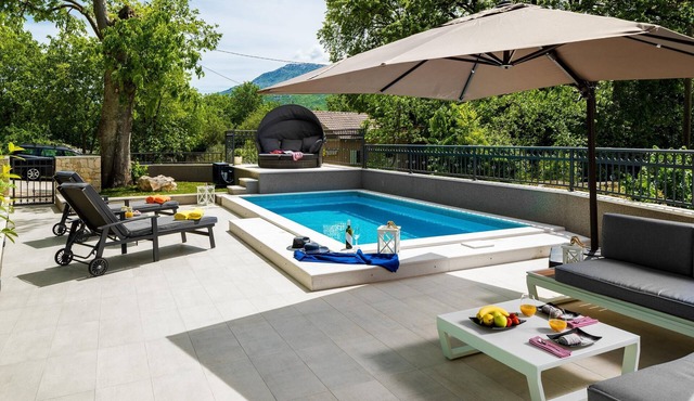 Cozy House Mia, with heated Pool, Jacuzzi In Pool And BBQ.