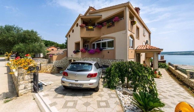 Cozy house with sea view, garden and terrace, free WiFi
