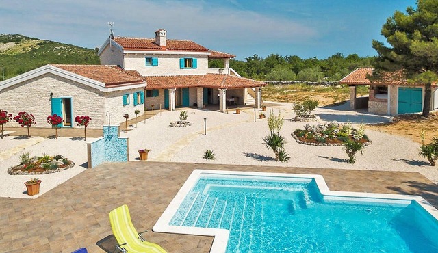 Cozy Retreat with Pool, Surrounded by Olive Groves & Vineyards