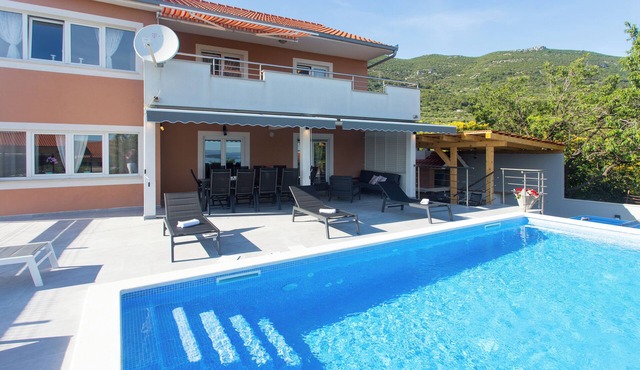Cozy sea view apt. with heated pool and football court in Kaštel Stari