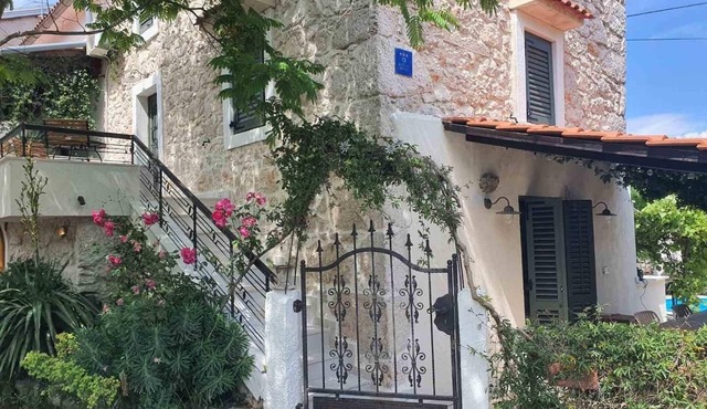 Cozy stone house with fireplace, pool, great beaches and hiking trails nearby