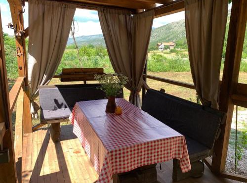 Cozy Treehouse with private sand beach in Blagaj