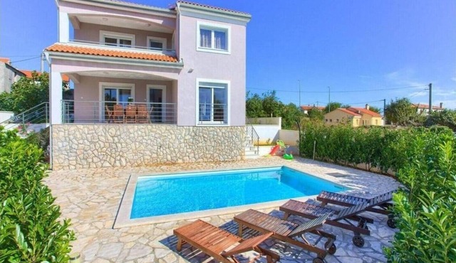 Cozy Villa With Pool