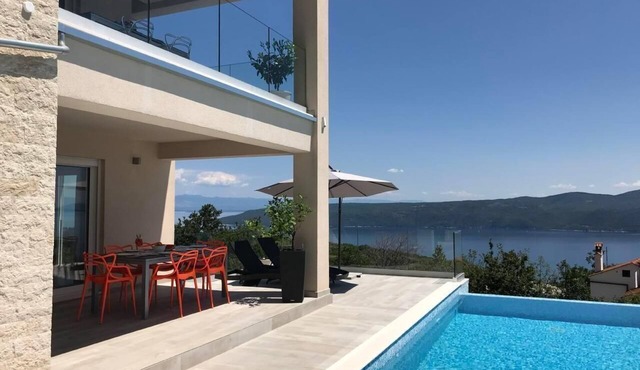 "Cres" holiday flat with stunning sea views in Brsec