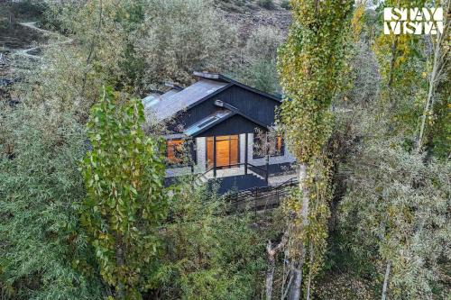 Crystal Creek by VEO, StayVista - 2BHK Forest-View Cottage with Alfresco Dining in Gulmarg