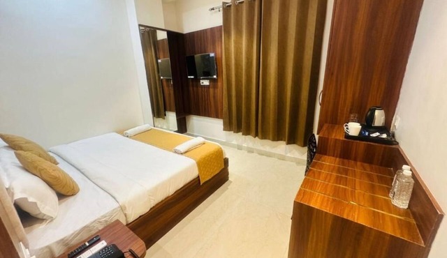DD Green Residency- a bed & breakfast in peaceful New Delhi with AC in New Delhi