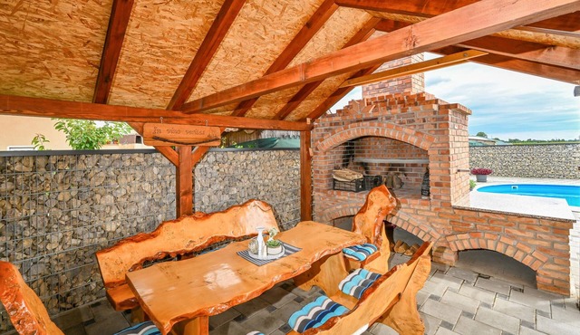 Decorative vacation home with special flair and swimming pool awaits you!