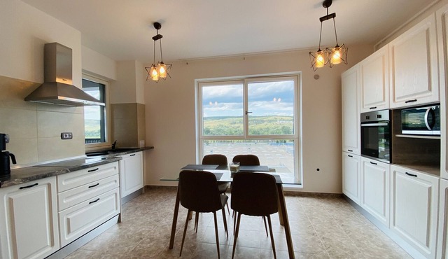 Deluxe Apartment with balcony and private parking in Colvmna Residence in Cluj Napoca