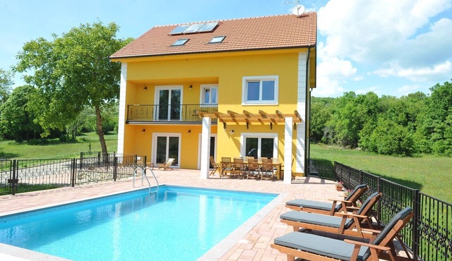 DETACHED HOLIDAY HOME WITH SWIMMING POOL FOR UP TO 10 PERSONS