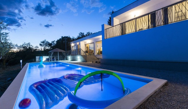Detached villa on the mountain next to river Cetina, quiet