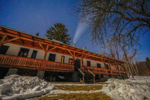 Dobrica Hunting Lodge in Micfalau