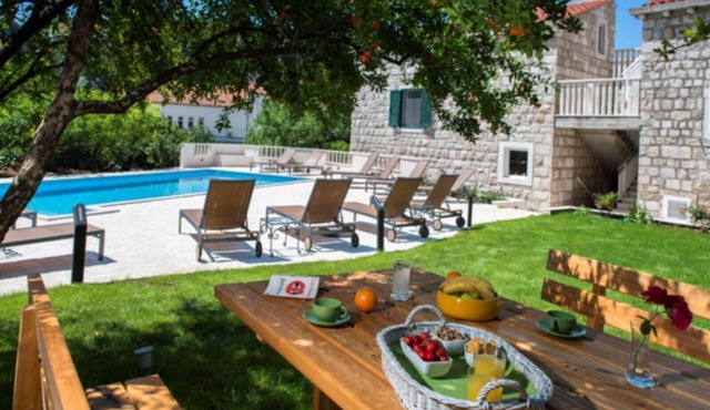 Double bed room, 500 year old guesthouse with pool