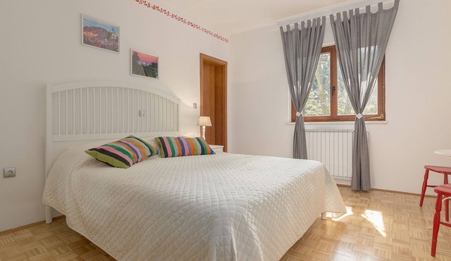 Double room with external private bathroom and shared kitchen in Marezige