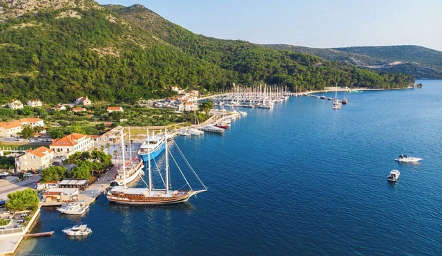 Dubrovnik Delight: A Luxurious Sun and Beach Sailing Experience