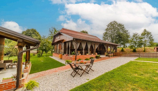 Eco House Lina With Hot Tub and Sauna, Lopatinec, Croatia