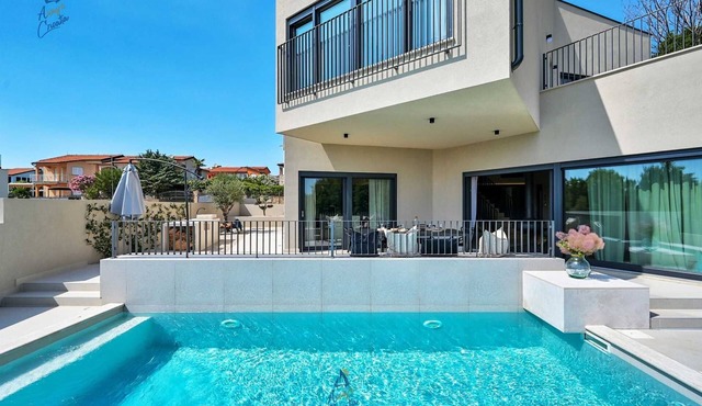 Elegant 4-BR Villa with Hydromassage Pool, Close to Beaches in Vabriga