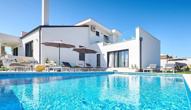 Elegant Villa Dolcea with a swimming pool in Kaštel