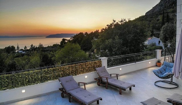 Elegant Villa, Private Pool, Jacuzzi, Sauna, Games Room, Stunning Sea Views on the Makarska Riviera! in Makarska