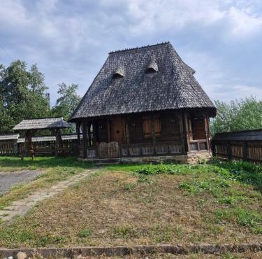Emma's Lake Houses in Birsana