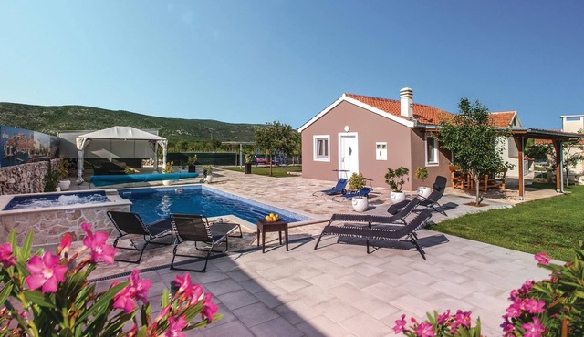 Enjoy a relaxing vacation in the middle of an enchanting natural landscape.