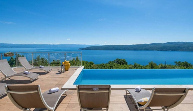 Enjoy the exceptional view of the sea and the neighbouring islands in Zagore
