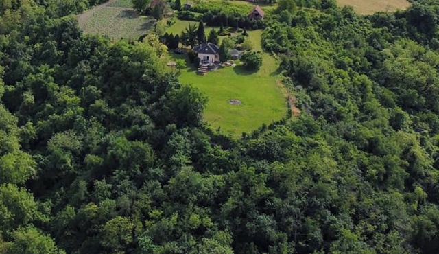 Escape to Tranquility: Stunning Panoramic Views & Outdoor Jacuzzi- Pet friendly.