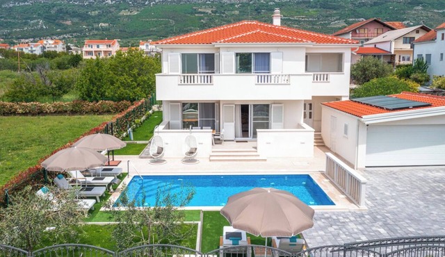 Family-Friendly 5-Bedroom Villa with Pool & Outdoor Space