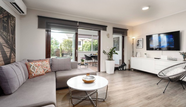 Family-friendly,air-conditioned, quiet location, garden, barbecue, pets welcome. in Porec