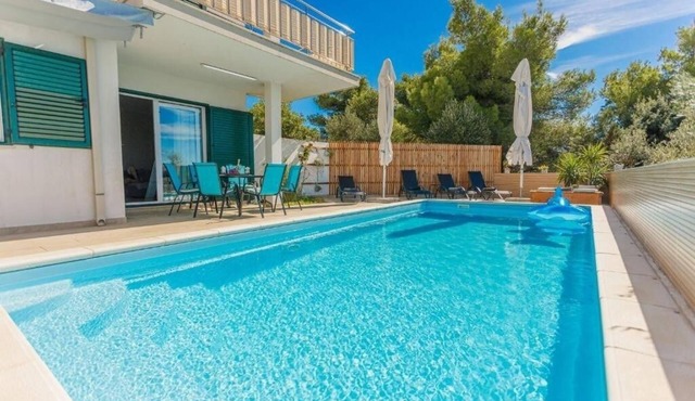 Family friendly house with a swimming pool Milna, Brač (K-24609) in Milna