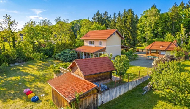 Family Retreat near Zagreb with Pool & Garden, Velika Buna, Croatia in Velika Buna