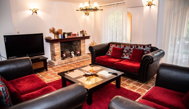 Family style villa, close to the beach with private pool in Neptun