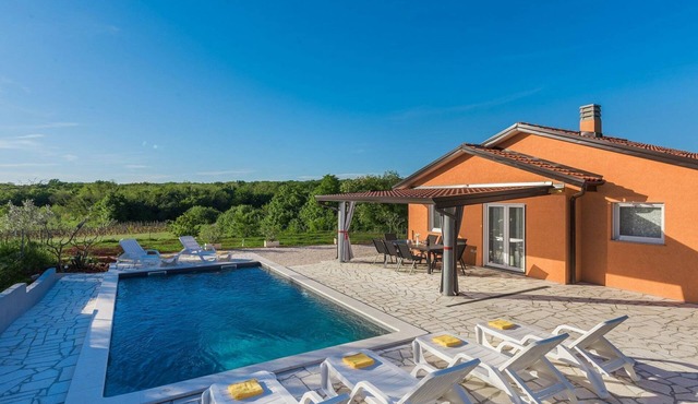 Family villa with pool in a peaceful area