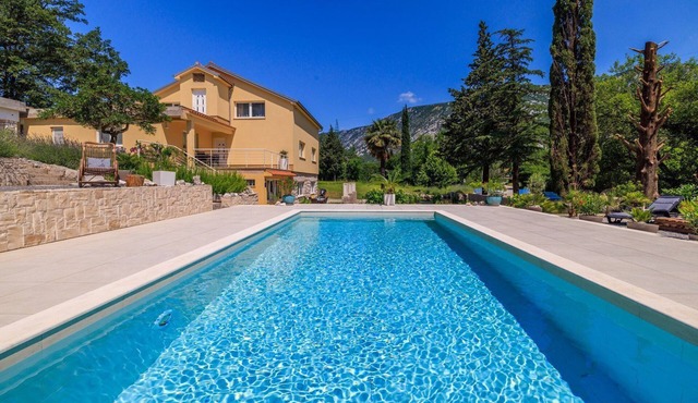 Fantastic apartment with pool, Mediterranean garden, barbecue, cot, WiFi