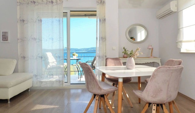 Fantastic beachfront apartment with private balcony on the Adriatic.Top location