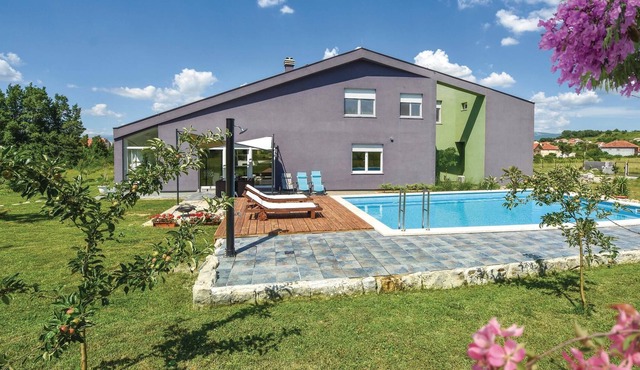 Fantastic, spacious and modern vacation home with pool in beautiful green surroundings.