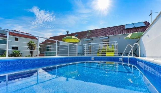Ferienhaus Dragica mit Pool 50 m vom Meer in Privlaka
