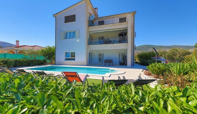 Five Bedroom Villa with Pool and Garden