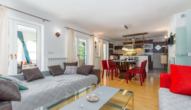 Flat Dino in Kaldanija with large terrace in Kaldanija
