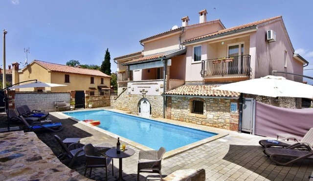 Flat "Noemi2" mit Pool in Tar