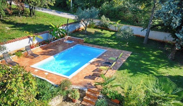 Flat with pool close to Kanegra Beach