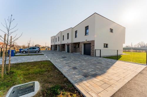 Flex SelfCheckIns 143 - Novaki -Terrace - 4 Bedrooms - Parking